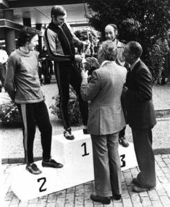 91136 Afbeelding van de huldiging van de winnaars van de Oudenrijncross 1976 (hardloopwedstrijd) door burgemeester mr. ...
