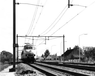 151075 Afbeelding van een electrisch treinstel mat. 1964 (plan V) van de N.S bij Deurne.