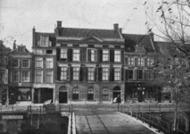 77673 Gezicht op de voorgevel van het Gereformeerd Burgerweeshuis (Oudegracht 245) te Utrecht, vanuit het oosten.N.B In ...