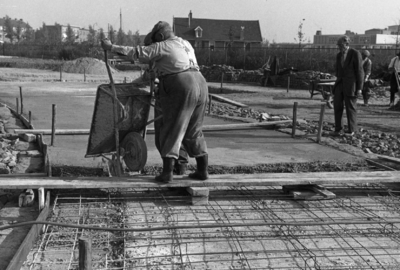 77244 Afbeelding van het storten van het beton voor de plasvijver op het speelterrein in de Cervanteslaan te Utrecht; ...
