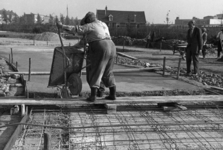 77244 Afbeelding van het storten van het beton voor de plasvijver op het speelterrein in de Cervanteslaan te Utrecht; ...