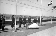 164363 Afbeelding van het ontvangstcomité op het perron van het N.S.-station Lage Zwaluwe te Zevenbergschenhoek, ter ...