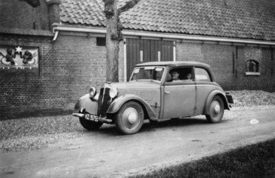 24777 Afbeelding van de auto van apotheker E. L. Ahlrichs uit Utrecht, na het behalen van de 40.000ste kilometer, voor ...