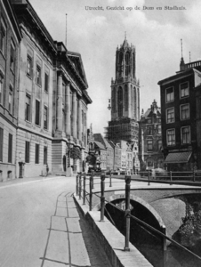 123809 Gezicht op de Stadhuisbrug te Utrecht met links het Stadhuis (Stadhuisbrug 1), rechts de sigarenfabriek van A. ...