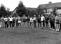 90818 Afbeelding van een wedstrijd kogelstoten tijdens de Oranjefeesten op het terrein aan de Kleermakerslaan te De ...