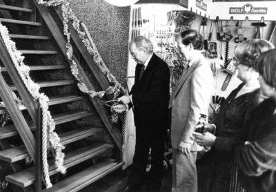 90951 Afbeelding van de officiële opening van de bovenverdieping van de rijwiel- en ijzerhandel J. van Zuijlen ...