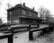 150515 Gezicht op de perronzijde van het N.S.-station Lunteren te Lunteren.