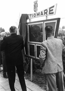 91571 Afbeelding van de onthulling van het mededelingenbord door burgemeester J. H. van der Heide tijdens de officiële ...