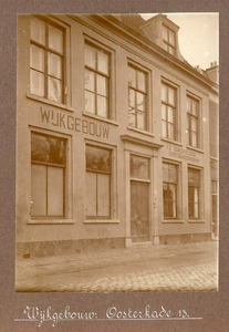 26129 Gezicht op de voorgevel van het wijkgebouw van de Gemeentelijke Geneeskundige Dienst (Oosterkade 13) te Utrecht.
