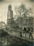 86818 Gezicht op de Oudegracht te Utrecht, met de voorgevels van enkele huizen aan de Oudegracht Tolsteegzijde. Links ...