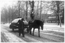 56524 Afbeelding van groenteboer G.J. Jongerius met paard en wagen tijdens het venten van groente op de Maliebaan te ...