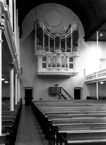 54951 Interieur van de Westerkerk (Catharijnekade 9) te Utrecht: het liturgisch centrum en het orgel.