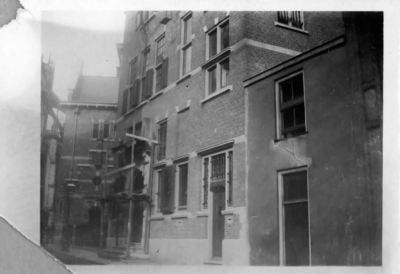 51332 Gezicht op een gedeelte van de voorgevels van de huizen Achter de Dom 22-24 te Utrecht.