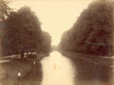 122462 Gezicht op de Stadsbuitengracht te Utrecht, vanaf de Willemsbrug, uit het noorden.
