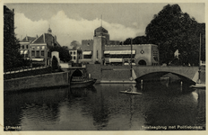 122131 Gezicht op de Tolsteegbrug over de Stadsbuitengracht te Utrecht; links de Bijlhouwerbrug en op de achtergrond ...