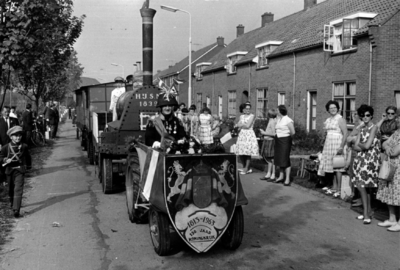 90836 Afbeelding van een optocht langs de Ockhuizerweg te Haarzuilens (gemeente Vleuten-De Meern) ter gelegenheid van ...