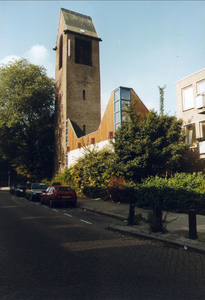 23294 Gezicht op de voormalige Oranjekapel (Amsterdamsestraatweg 441a) te Utrecht, vanaf de Cornelis Mertenssstraat.