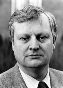 91603 Portret van A. W. J. F. Beurskens, wethouder van Financiën en Economische Zaken tot 1992 bij de gemeente ...