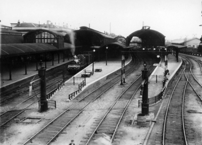 76425 Gezicht op de perrons en perronkappen van het Centraal Station te Utrecht.