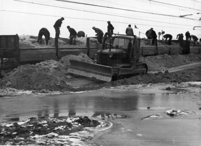 157033 Afbeelding van herstelwerkzaamheden aan de spoorlijn bij Lage Zwaluwe, na de watersnoodramp.