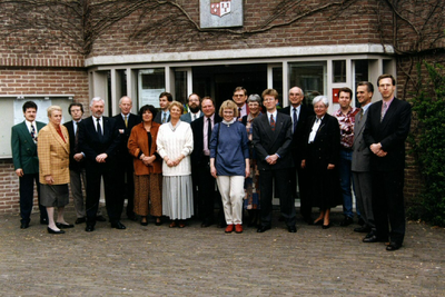 91107 Groepsportret van de nieuw aantredende gemeenteraad van de gemeente Vleuten-De Meern voor de zittingsperiode ...