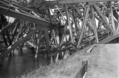 155346 Gezicht op de ingestorte spoorbrug over de Zuid Willemsvaart te Weert.