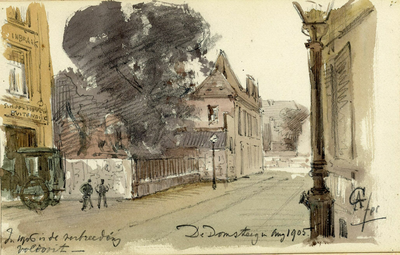 39362 Gezicht in de Domsteeg te Utrecht uit het zuiden, vóór de verbreding in 1906. Links de ingang van Stalhouderij ...