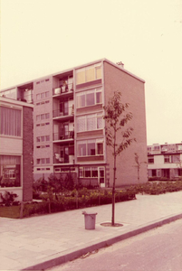 70781 Gezicht op een gedeelte van een flatgebouw aan de Stanleylaan te Utrecht.