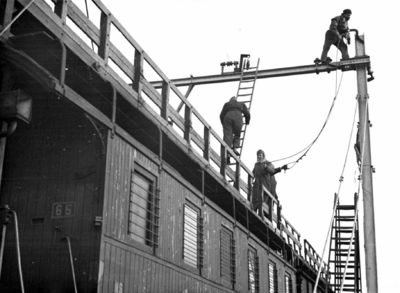 164369 Afbeelding van monteurs op een bovenleidingmontagewagen van de N.S. ten zuiden van Brummen tijdens de ...