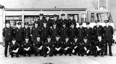 90668 Groepsportret van het korps van de vrijwillige brandweer van Vleuten en Haarzuilens bij de brandweerkazerne (Den ...