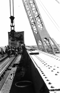164386 Gezicht in de spoorbrug over de Beneden Merwede bij Baanhoek, tijdens de voorbereidende werkzaamheden voor het ...