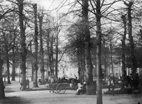 59103 Gezicht op het Janskerkhof te Utrecht, uit het noorden, tijdens een bloemenmarkt met op de achtergrond de Statenkamer.