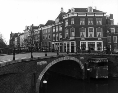 66301 Gezicht vanuit het noorden op de Zandbrug met daarachter de huizen Oudegracht 1-hoger te Utrecht.