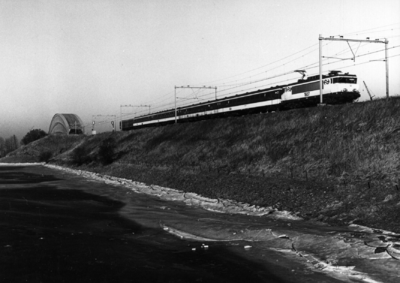 153673 Gezicht op de spoordijk bij Culemborg met een trein bestaande uit rijtuigen ICR en een plan E getrokken door ...