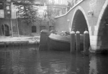 83689 Gezicht op de Vollersbrug over de Oudegracht te Utrecht, uit het noordwesten.