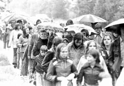 91186 Afbeelding van de deelnemers aan de Avondvierdaagse 1976 in de gemeente Vleuten-De Meern.N.B. De gemeente ...