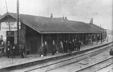 162682 Gezicht op het H.S.M.-station Deventer te Deventer.