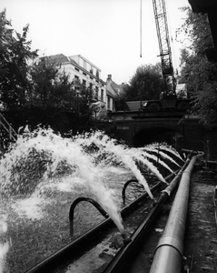 65198 Gezicht op de bronbemalingsinstallatie, tijdens het vullen van de Nieuwegracht te Utrecht met water; op de ...