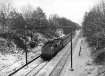 151059 Afbeelding van een electrische locomotief serie 1200 van de N.S. met internationale rijtuigen ( Silberlinge ) ...