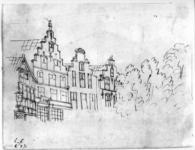 35693 Gezicht op enkele gevels van huizen aan de westzijde van de Oudegracht te Utrecht ten noorden van de Jacobibrug.