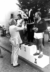 91143 Afbeelding van de huldiging door burgemeester mr. H. A. C. Middelweerd van de winnaars van de Oudenrijncross 1980 ...