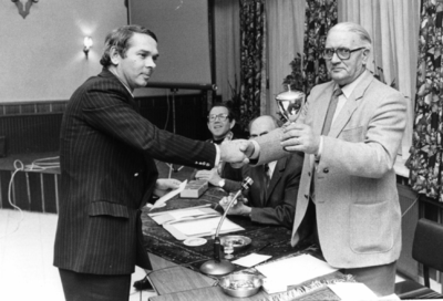 90789 Afbeelding van de overhandiging van de 1e prijs van de Voortuinwedstrijd 1979 te De Meern door wethouder A. Kool ...