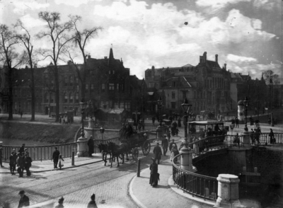 83699 Gezicht op de Catharijnebrug over de Stadsbuitengracht te Utrecht, uit het noordoosten, met op de achtergrond de ...