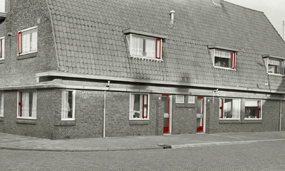 74921 Gezicht op de huizen Zijpestraat 25 (midden) -21 (rechts) te Utrecht. Geheel links de hoek van de Noordzeestraat.