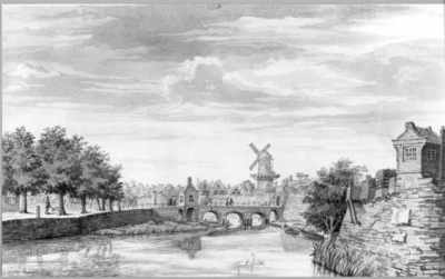 36386 Gezicht over de stadsbuitengracht op de stadswal te Utrecht met de Tolsteegbrug en -poort en daarachter de ...