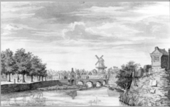 36386 Gezicht over de stadsbuitengracht op de stadswal te Utrecht met de Tolsteegbrug en -poort en daarachter de ...