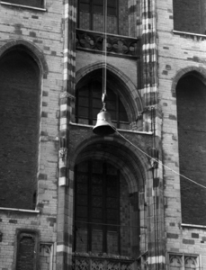 82386 Afbeelding van het verwijderen van de voor restauratie bestemde klokken van het carillon van de Domtoren ...