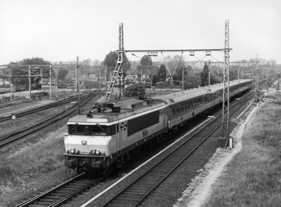 155438 Afbeelding van de electrische locomotief nr. 1604 (serie 1600) van de N.S. met ICR-rijtuigen en één rijtuig plan ...