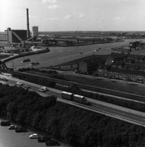 84664 Gezicht op het Amsterdam-Rijnkanaal te Utrecht, vanaf de silo van de Tabaksfabriek, koffiebranderij, theehandel ...