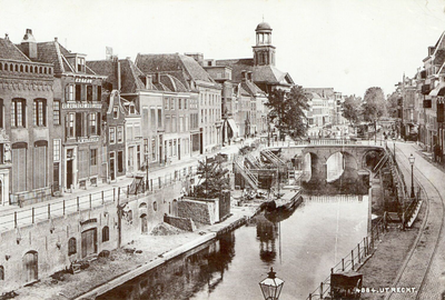 26763 Gezicht op de Oudegracht Weerdzijde te Utrecht, uit het zuiden, met rechts de Viebrug.
